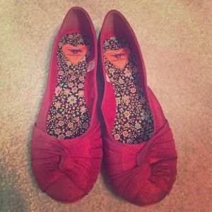 Adorable crimson red flats
