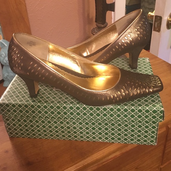 J Renee green / gold leather cutout pumps. Size 9