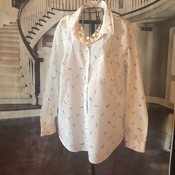 Adorable crisp cotton shirt.