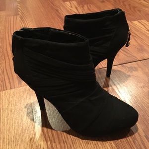Size 7 black lightly worn Guess heels