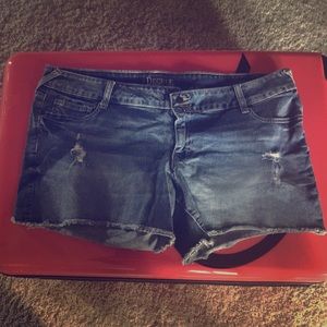 Who wears short shorts!!