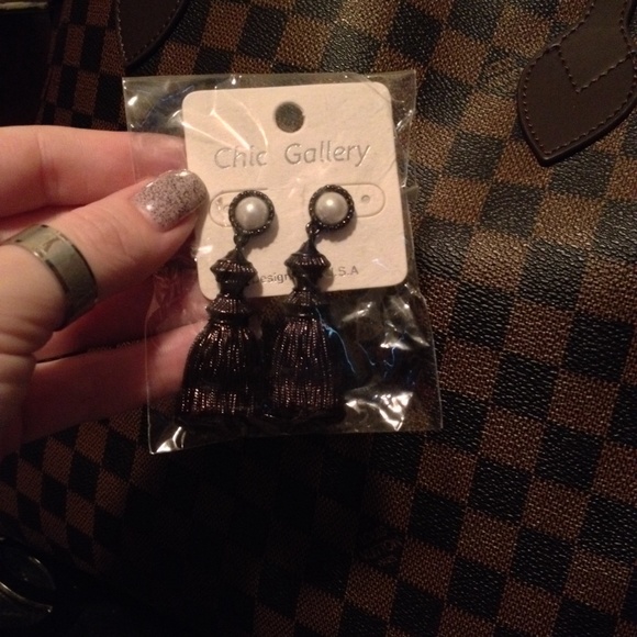 pearl fashion dangle earrings NWRT never worn