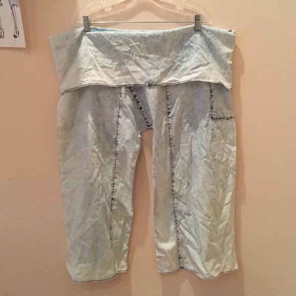 These flare capris have a denim look to them - Picture 1 of 3