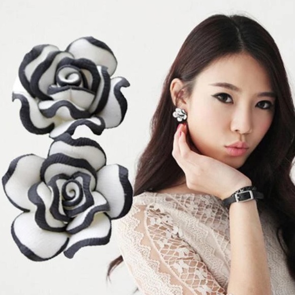 Black & White Flower Earrings - Picture 8 of 10