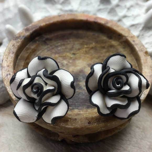 Black & White Flower Earrings - Picture 9 of 10