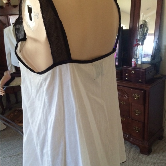 NEW White and Black Top 🌸 - Picture 2 of 2