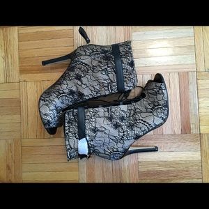 Shoe dazzle lace print / lace up booties