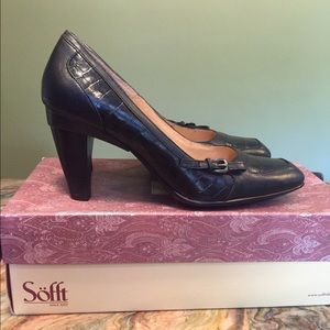 Sofft black leather pumps