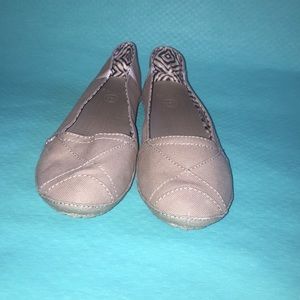 tan closed shoe crocs