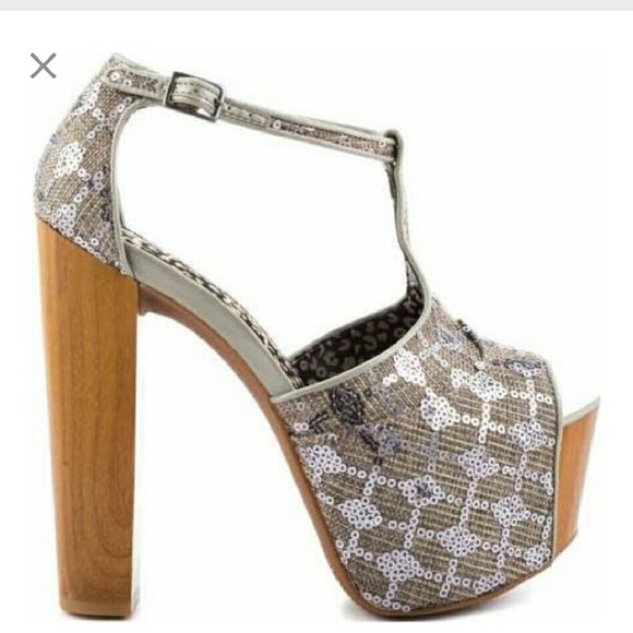 Jessica Simpson plat form