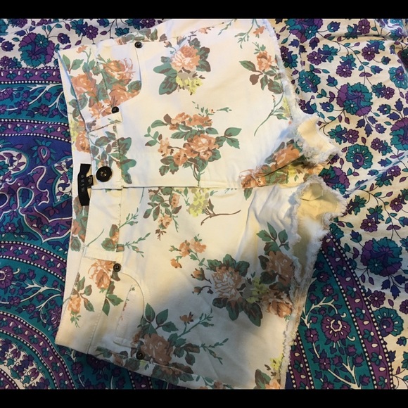 Floral shorts - Picture 1 of 3