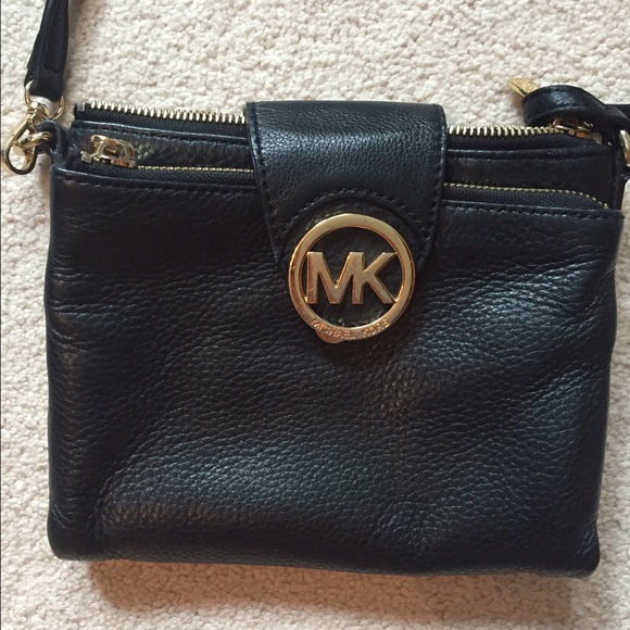 Micheal Kors cross body purse