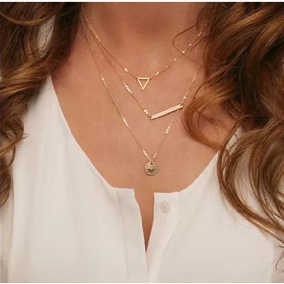 Gold pendant necklace