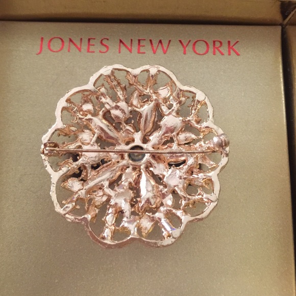 Jones New York flower brooch/pin - Picture 3 of 3