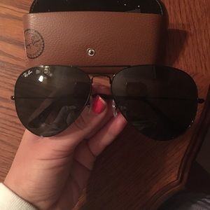 All black Ray Ban Aviators.