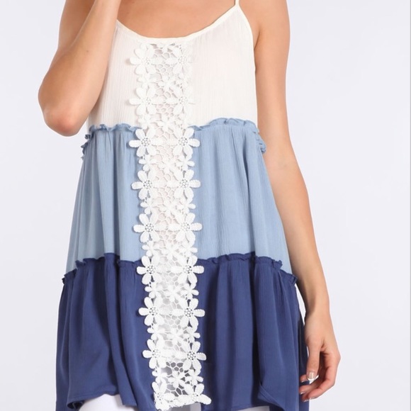 🎂 Anniversary Sale 🎂 Blue & White Top - Picture 3 of 4