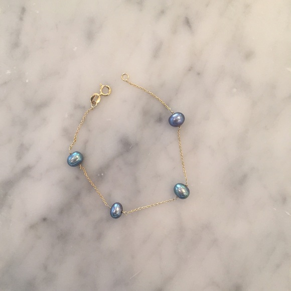 Delicate black pearl and chain bracelet