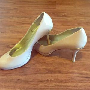 Nude platform pumps (almond toe)