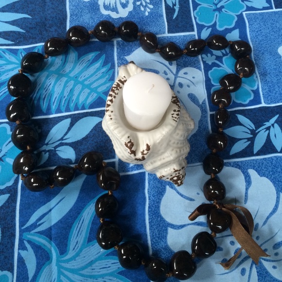 Black Kukui Nut Lei