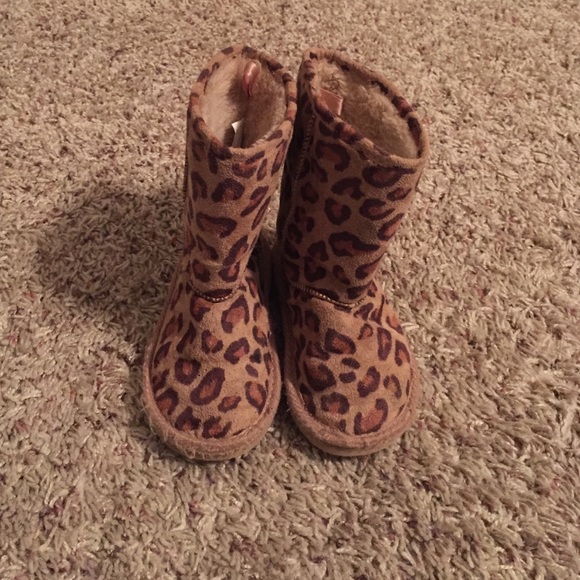 Childs size 7 cheetah print winter boots - Picture 1 of 3