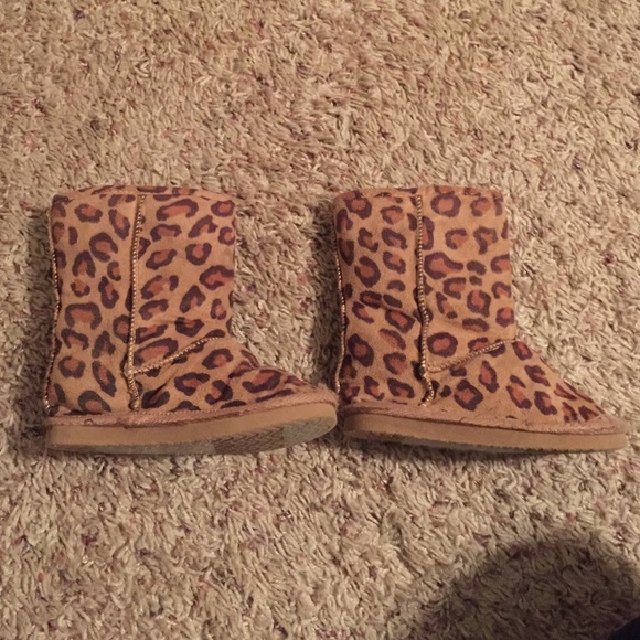 Childs size 7 cheetah print winter boots - Picture 2 of 3