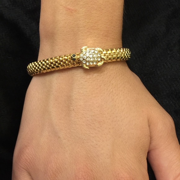 Adorable gold sea turtle stretch bracelet - Picture 1 of 3
