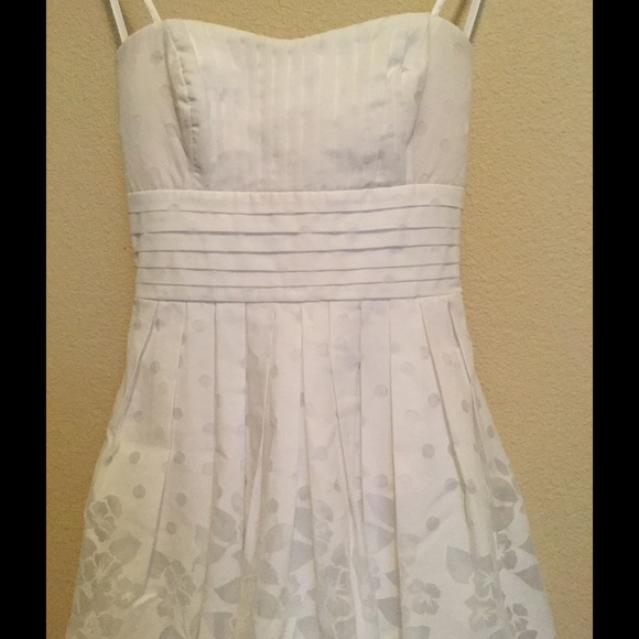 🌹 SOLD 🌹White strapless dress - Picture 2 of 3