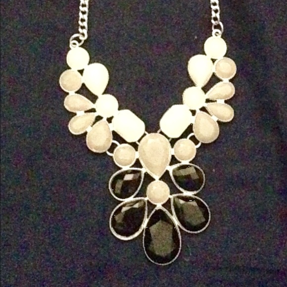 Beautiful statement necklace! - Picture 2 of 2