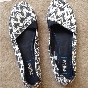 Black and white tribal patterned shoes 9