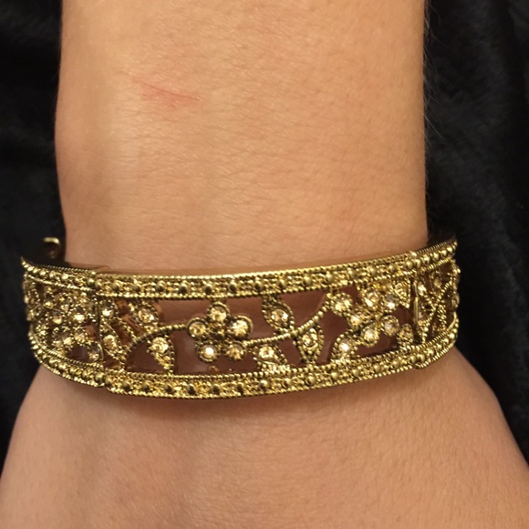 Gold flowerprint stretch bracelet - Picture 1 of 4