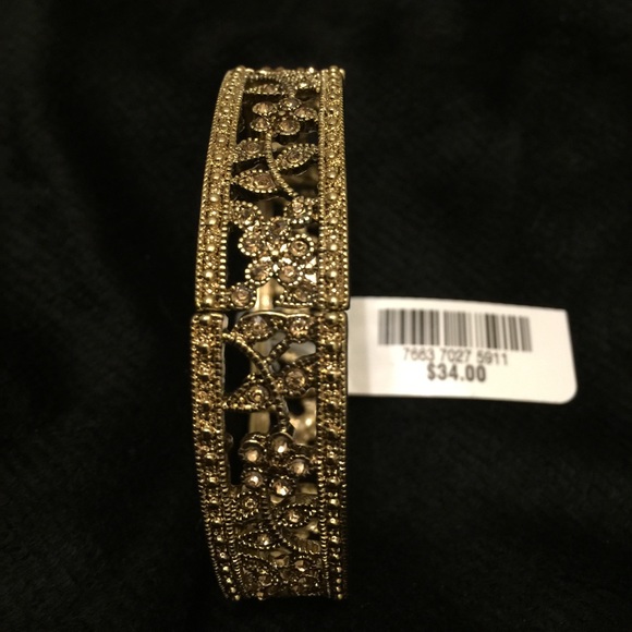 Gold flowerprint stretch bracelet - Picture 3 of 4