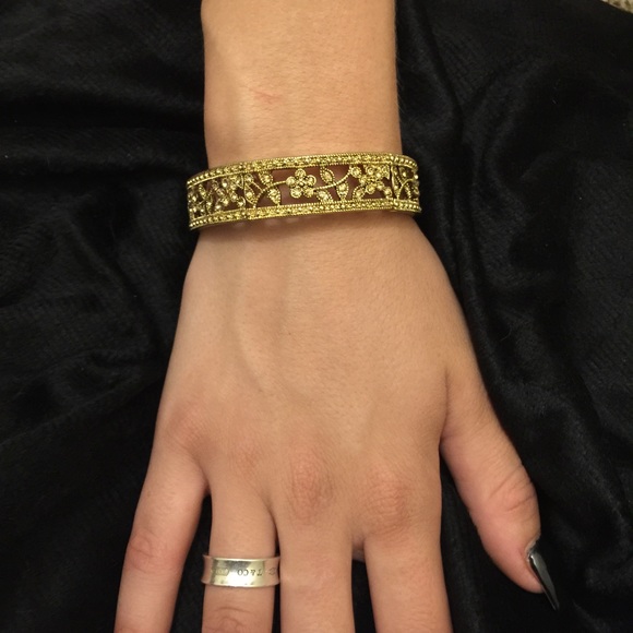 Gold flowerprint stretch bracelet - Picture 4 of 4