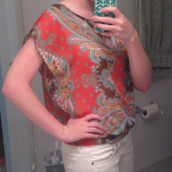 Flows Patterned Top - Picture 2 of 4