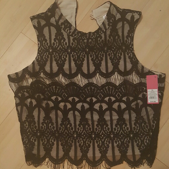 Black/cream lined sleeveless black lace crop top