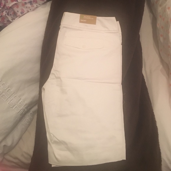 Bermuda shorts white
