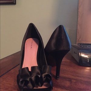 Size 7 Tahari peep toe heels.