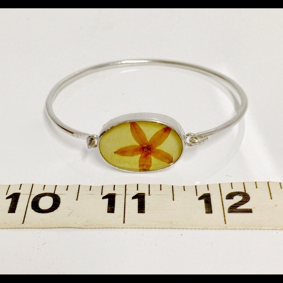 ✨Pressed Flower Bangle Bracelet in Silver✨ - Picture 3 of 4