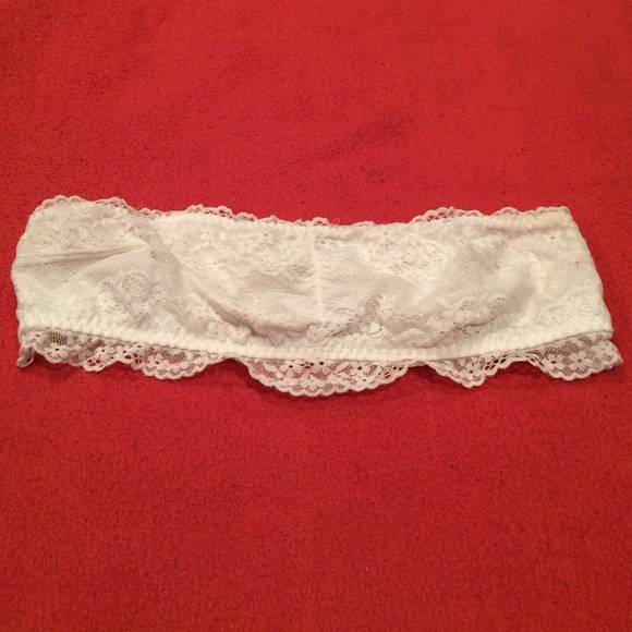 Tube top. Fits most. Stretchy material 26-32 inche
