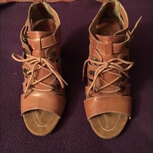 Carmel heel with zippers and shoe string .