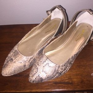 Selling Kenneth Cole Reaction flats