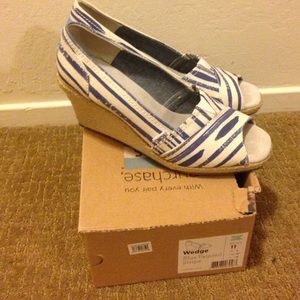 TOMS White and Blue Wedges