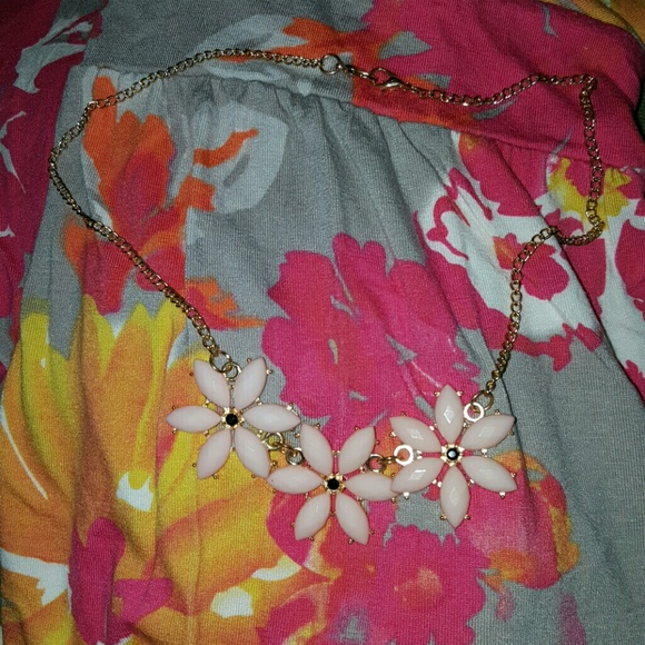 Nwot pink flower necklace fashion jewelry - Picture 2 of 4