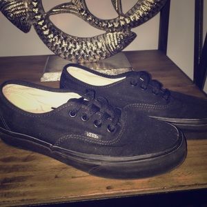 Authentic Classic Black Vans Size: M:6 W:7.5