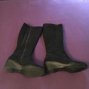 Black wedge boot