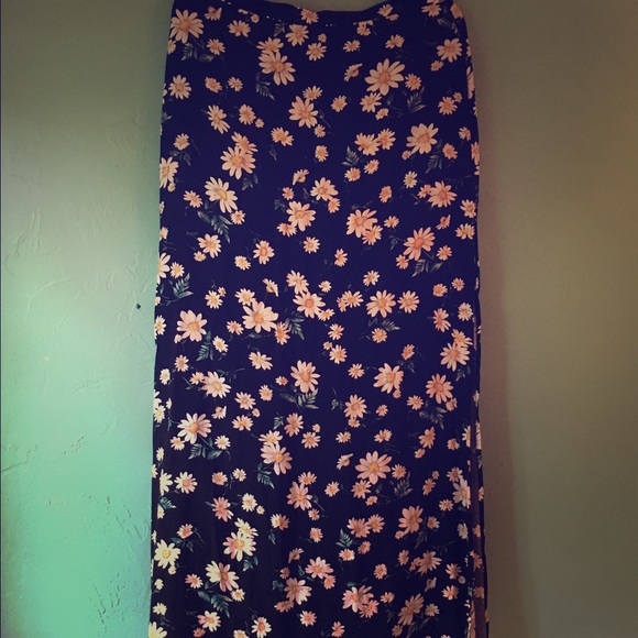 Maxi side slit daisy print skirt