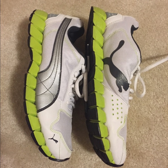 White and green sneaker  in excellent condition