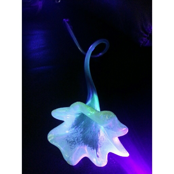 Hand made glass flower - Picture 1 of 3