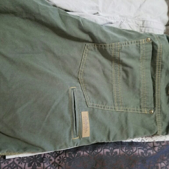 Mens Cabelas cargo shorts *SOLD* - Picture 2 of 3