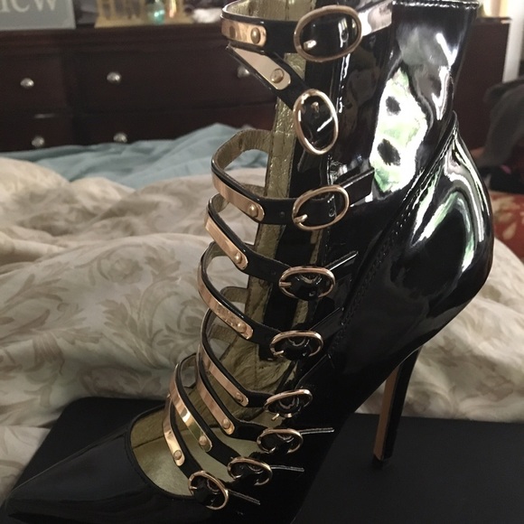 Like new- black and gold high heels. Size 7.5