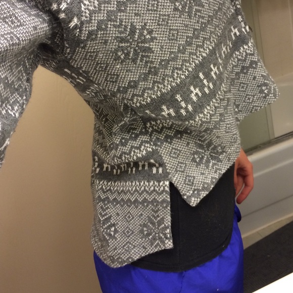 Tilly's grey printed zip-up high-low sweater - Picture 2 of 4